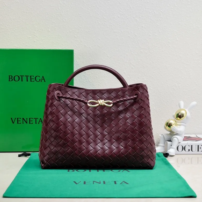 The 2023 new Andiamo batch of 2260 BV has been shipped‼ ️Really popular🔥The new Andiamo woven handbag launched by Bottega Veneta this season is really popular all over the world! ! Celebrities at home and abroad have worn it, and Oscar-winning actress Michelle Yeoh has taken it out on the street. Song Jia, Trai Yara, Yu Feihong, Sanji Ayaka, Rosie Hunting-Whiteley, Yoshioka Riho, etc. have all picked up this bag. It is classic and versatile, showing off its temperament, and the bag capacity is also large, which is very convenient for daily commuting! ! A variety of carrying methods, the shoulder straps can be adjusted by yourself, the original lambskin feels soft and delicate, and the unisex style breaks gender boundaries and brings a more practical and longer-lasting use experience. Andiamo, which has both elegant and casual styles, perfectly interprets the true appearance of "fashionable old money style". Style number: 8463 Size: 32*24*12